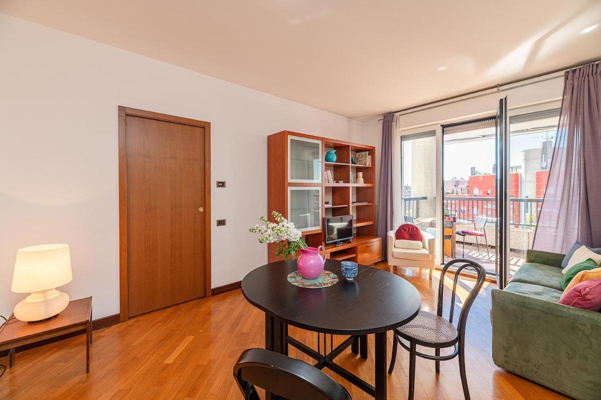 The Rainbow House With Terrace! Apartment