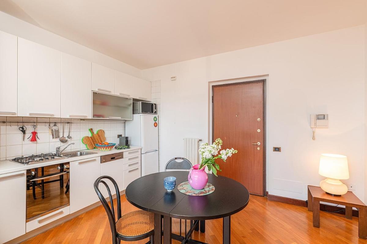 Apartment The Rainbow House With Terrace! Milan