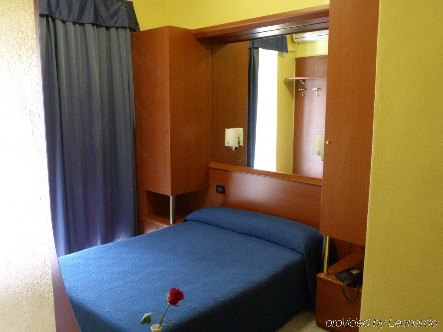 Aurora Hotel *