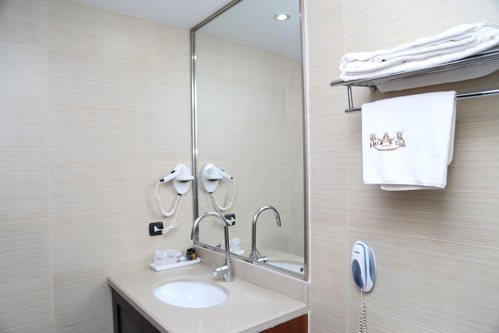 Huaxia Hotel 4*