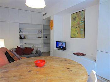 Temporary House - Design District Apartment