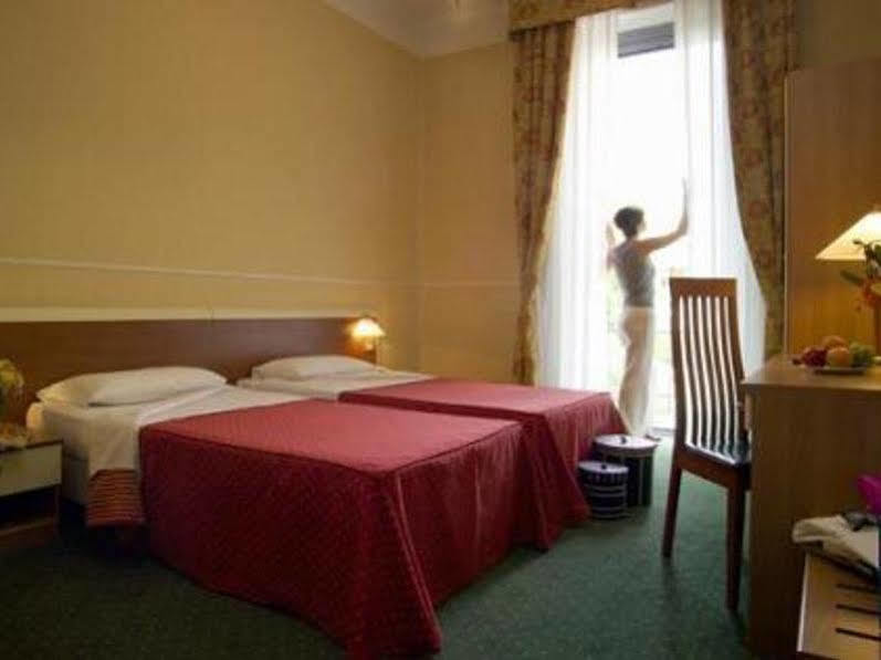 Johnny Hotel 3*