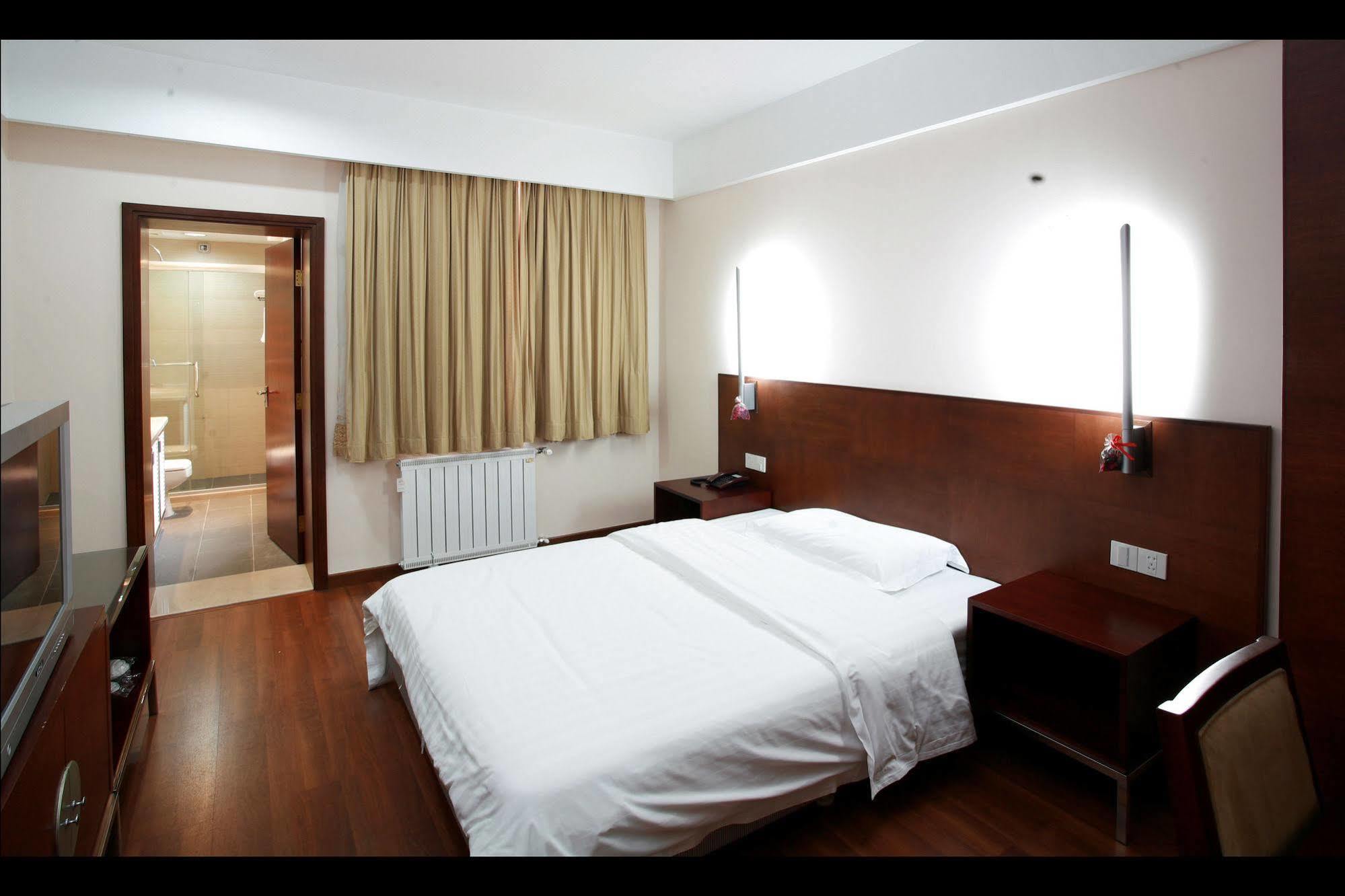 Huaxia Hotel 4*