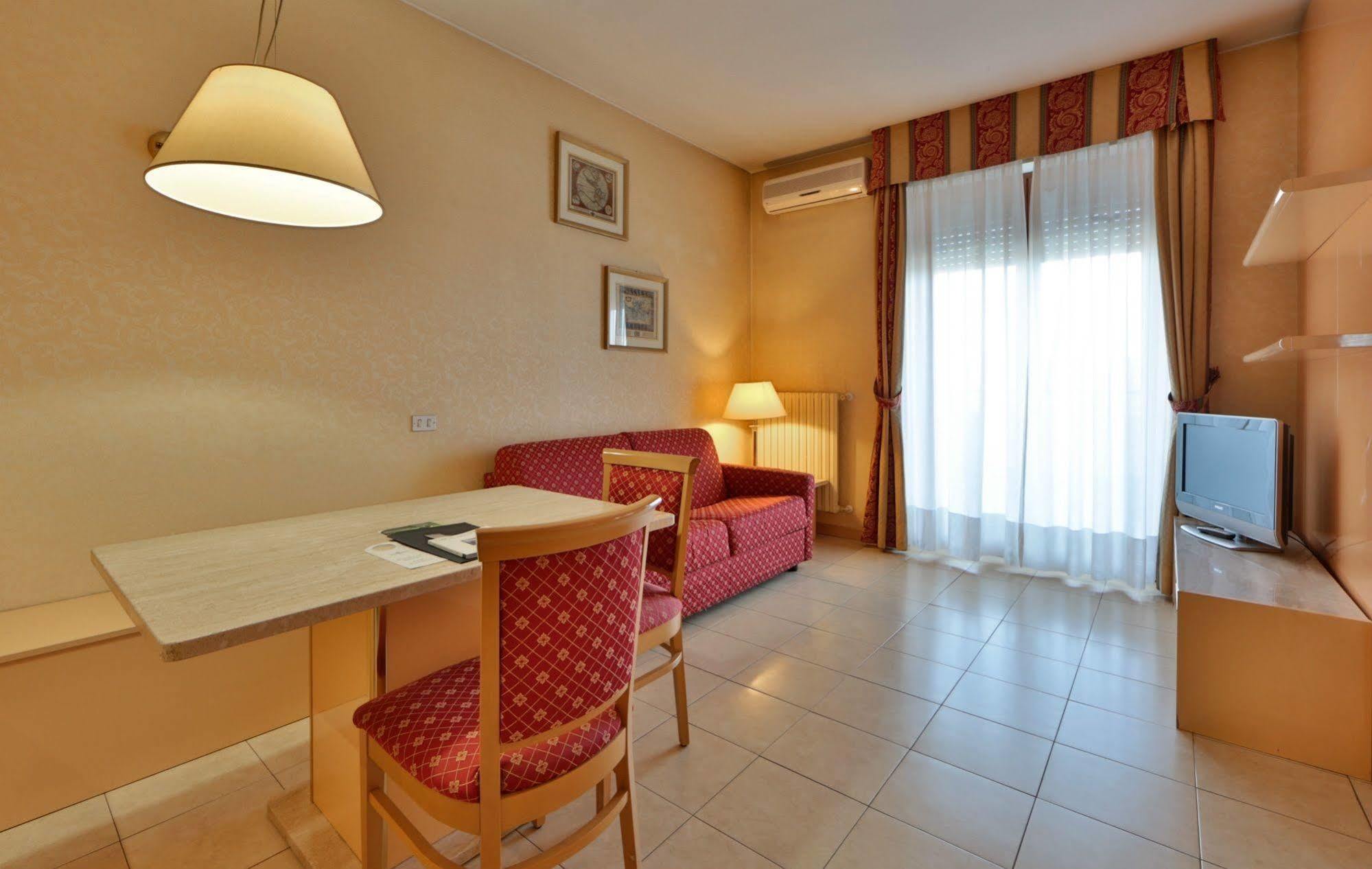 Unaway & Quark Due Aparthotel 4*