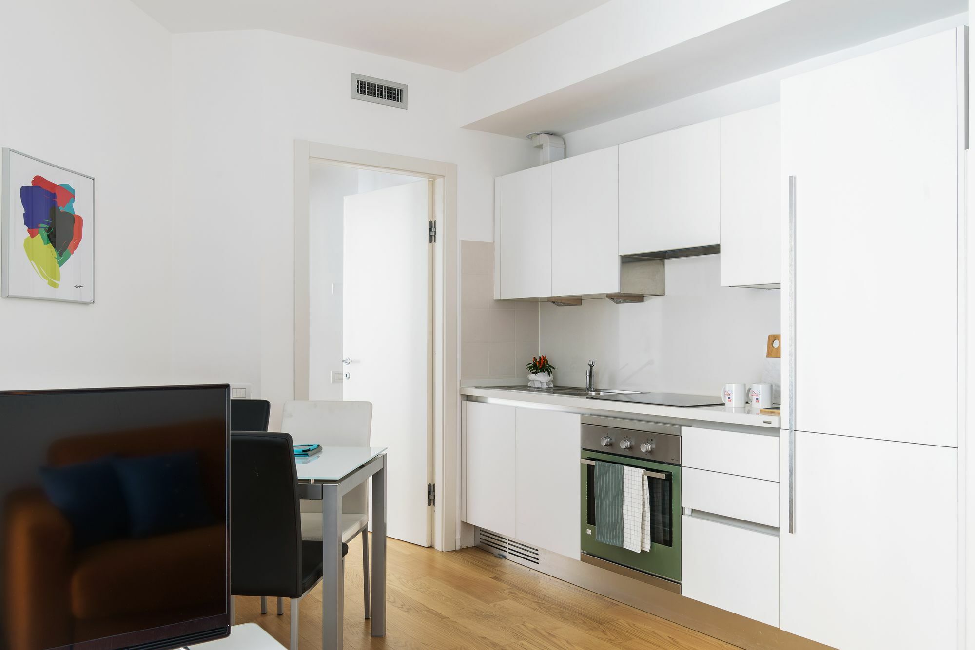 Joivy Sunny 1-bed Flat With Balcony Milão