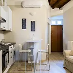 ALTIDO Gracious Navigli Flat