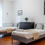 Joivy Lovely And Inviting Flat With Balcony