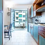 Joivy Lovely And Inviting Flat With Balcony