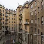 Milano - delizioso appartamento in pieno centro. Fancy yellow apartments
