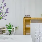 Joivy Warm And Inviting Flat With Balcony