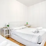 Joivy Warm And Inviting Flat With Balcony