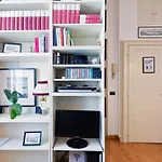 Joivy Warm Flat For 2 In Isola, 10 Min To Centre