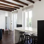 Youhosty - Charming 2-Bed Flat With Terrace, Navigli & Duomo
