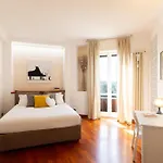 The Wall - Top Floor Apartment