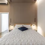 Luxury Apt In City Life