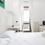 Joivy Lovely 4-Bed Flat With Balcony