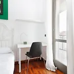 Joivy Lovely 4-Bed Flat With Balcony