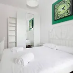 Joivy Lovely 4-Bed Flat With Balcony