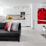 Red Cannas, Cozy Apt In City Life District