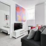 Red Cannas, Cozy Apt In City Life District