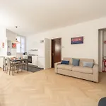 Charming 2-Bedroom Apartment In Milanese Building
