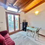 Moderno Con Design Caldo E Accogliente, Con Parcheggio Gratuito E Balcone Privato, Vicino A Fiere, Eventi E Concerti