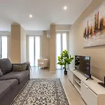 Bright Apt 2 Bedrooms And 2 Bathrooms - B Home