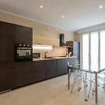 Bright Apt 2 Bedrooms And 2 Bathrooms - B Home