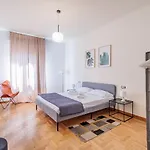 Central Station 3 Bedrooms & 2 Bathrooms - B Home