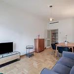 Central Station 3 Bedrooms & 2 Bathrooms - B Home