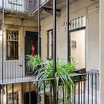 Art-Filled Apartment In Centro