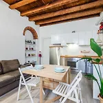 200Mt Metro - Design Apartment For Creative Living