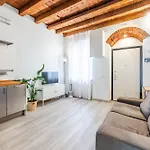 200Mt Metro - Design Apartment For Creative Living