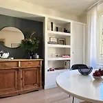 Lily Pads -Elegant Apartment- In The City Center