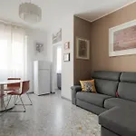 Guesthost - M1 Pasteur Apartment With Balcony