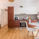 Joivy Bright Apartment For 4 Next To City Life