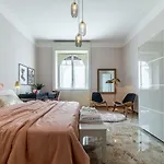 Joivy Sophisticated 3-Bed Flat With Desk
