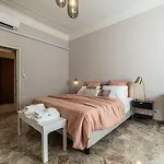 Joivy Sophisticated 3-Bed Flat With Desk