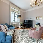 Joivy Sophisticated 3-Bed Flat With Desk