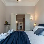 Joivy Sophisticated 3-Bed Flat With Desk