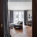 Wide And Bright Two Bedroom Apartment- Via Freguglia