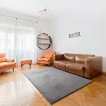 Roomy Apartment Duomo & San Babila