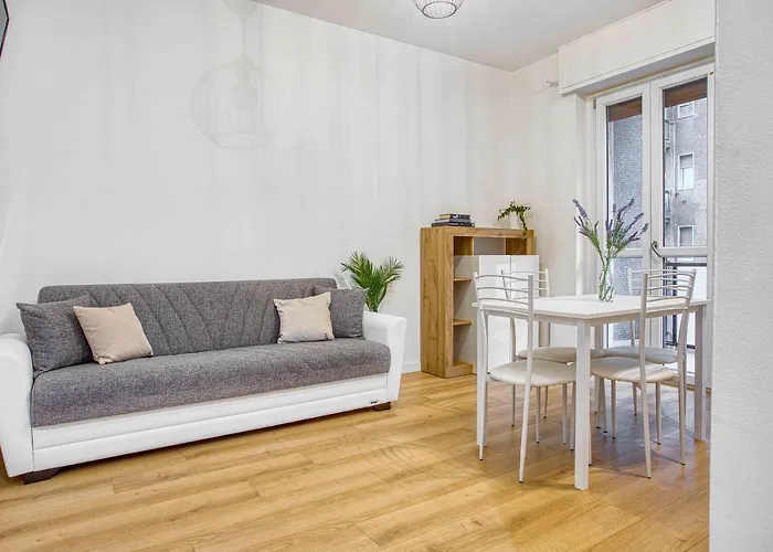 Joivy Warm And Inviting Flat With Balcony