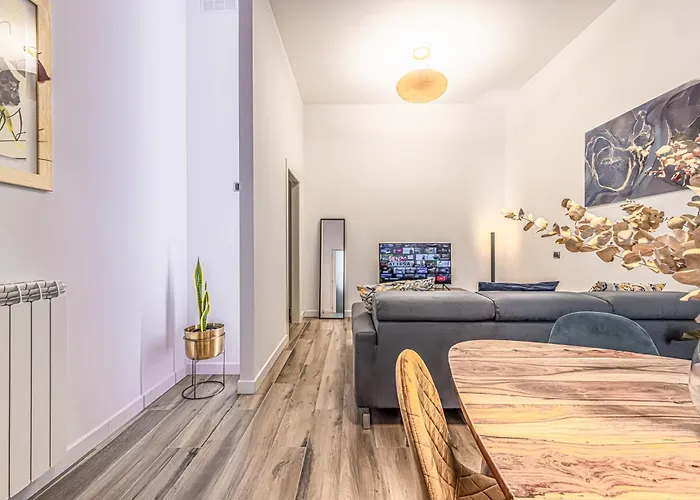 Luxury Apt In City Life