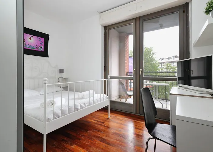 Joivy Lovely 4-Bed Flat With Balcony
