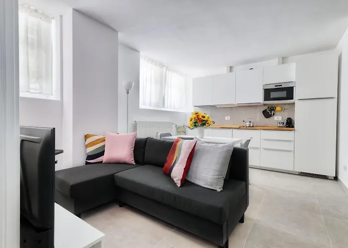 Red Cannas, Cozy Apt In City Life District