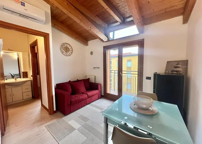 Moderno Con Design Caldo E Accogliente, Con Parcheggio Gratuito E Balcone Privato, Vicino A Fiere, Eventi E Concerti