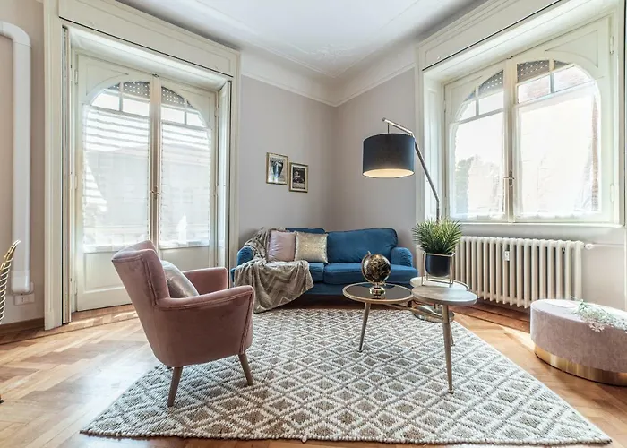 Joivy Sophisticated 3-Bed Flat With Desk