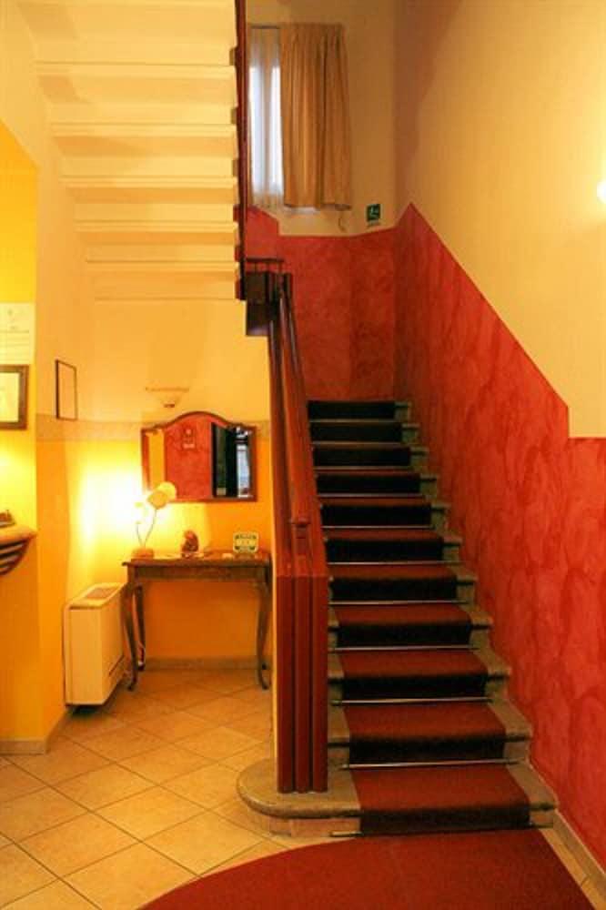 Hotel Sara 2*
