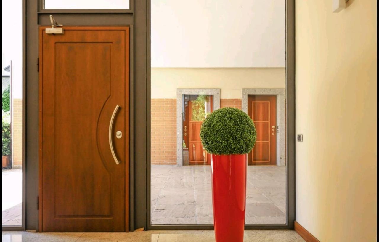 Elegant And Quiet With Terrace Apartment